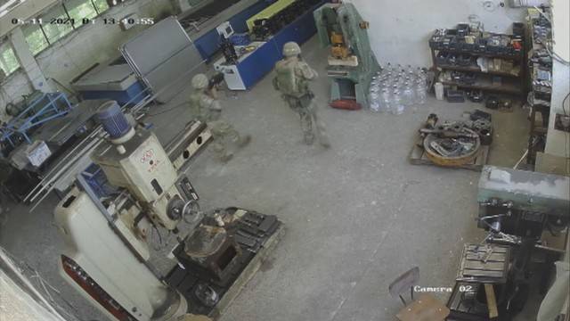Американски войници в цеха в Чешнегирово
